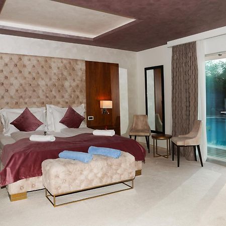 Villa Pasis โรวีน ภายนอก รูปภาพ