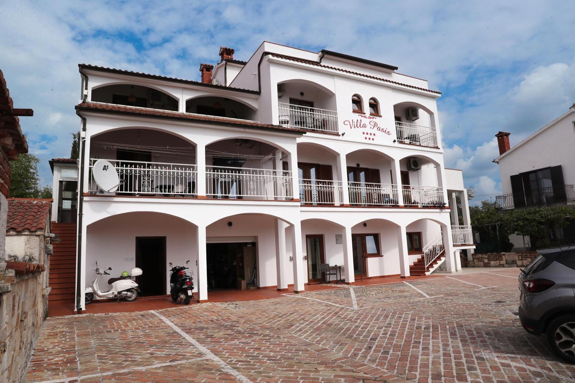 Villa Pasis โรวีน ภายนอก รูปภาพ